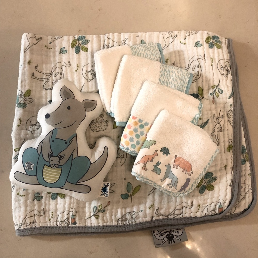 Weegoamigo Muslin Blanket with baby face towel and kangaroo plush